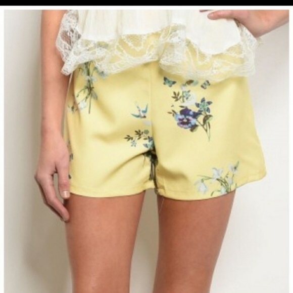 christy & company Pants - 🌼NWT Christy & Company floral shorts